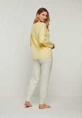 Rückansicht des Merino Loungewear Outfits BLOSSOM & BELLA in weiß gelb