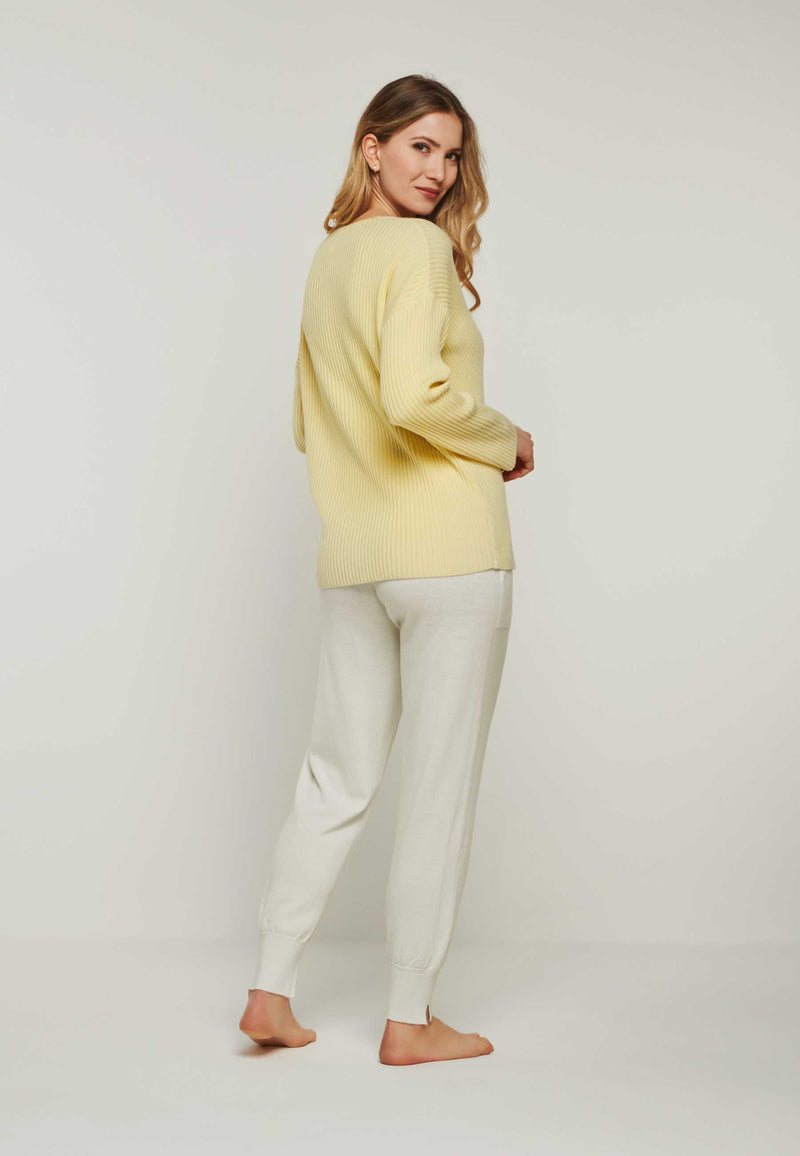 Rückansicht des Merino Loungewear Outfits BLOSSOM & BELLA in weiß gelb