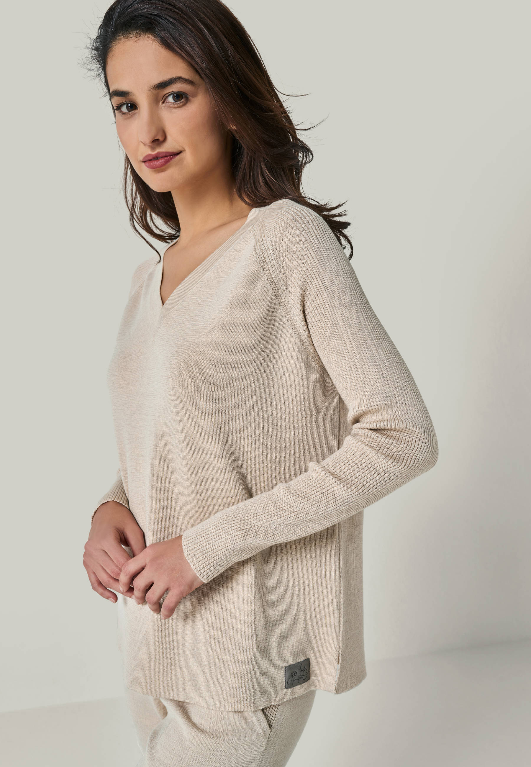 PULLOVER DORINA - Merino sweater with V-neck