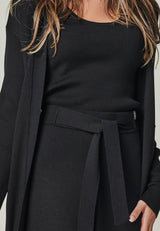 Detailansicht Brust des gemütlichen schwarzen Damen-Homewear-Sets aus 100% Merinostrick