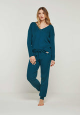 Nachhaltiges Loungewear Outfit mit Merino Strick-Pullover BLOSSOM, hier in petrolblau