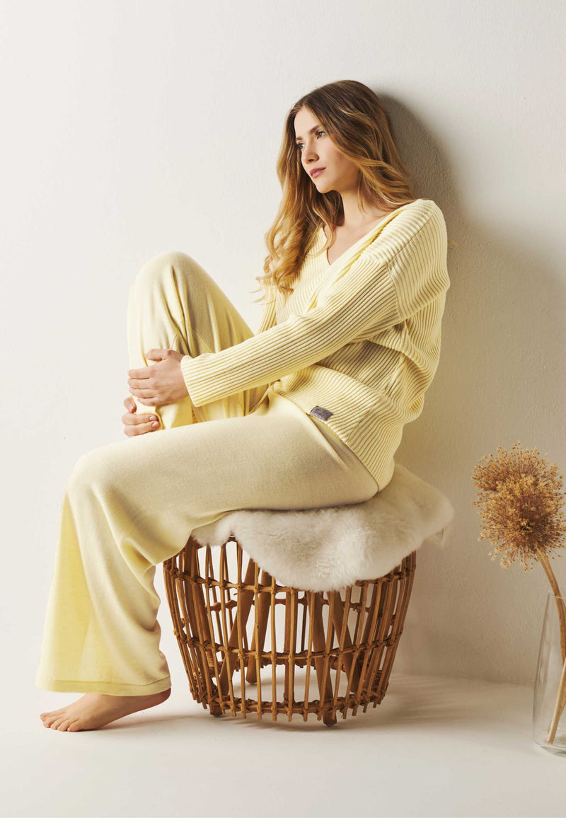 Merino Strickpullover mit V-Ausschnitt, hier in Homewear Outfit in gelb
