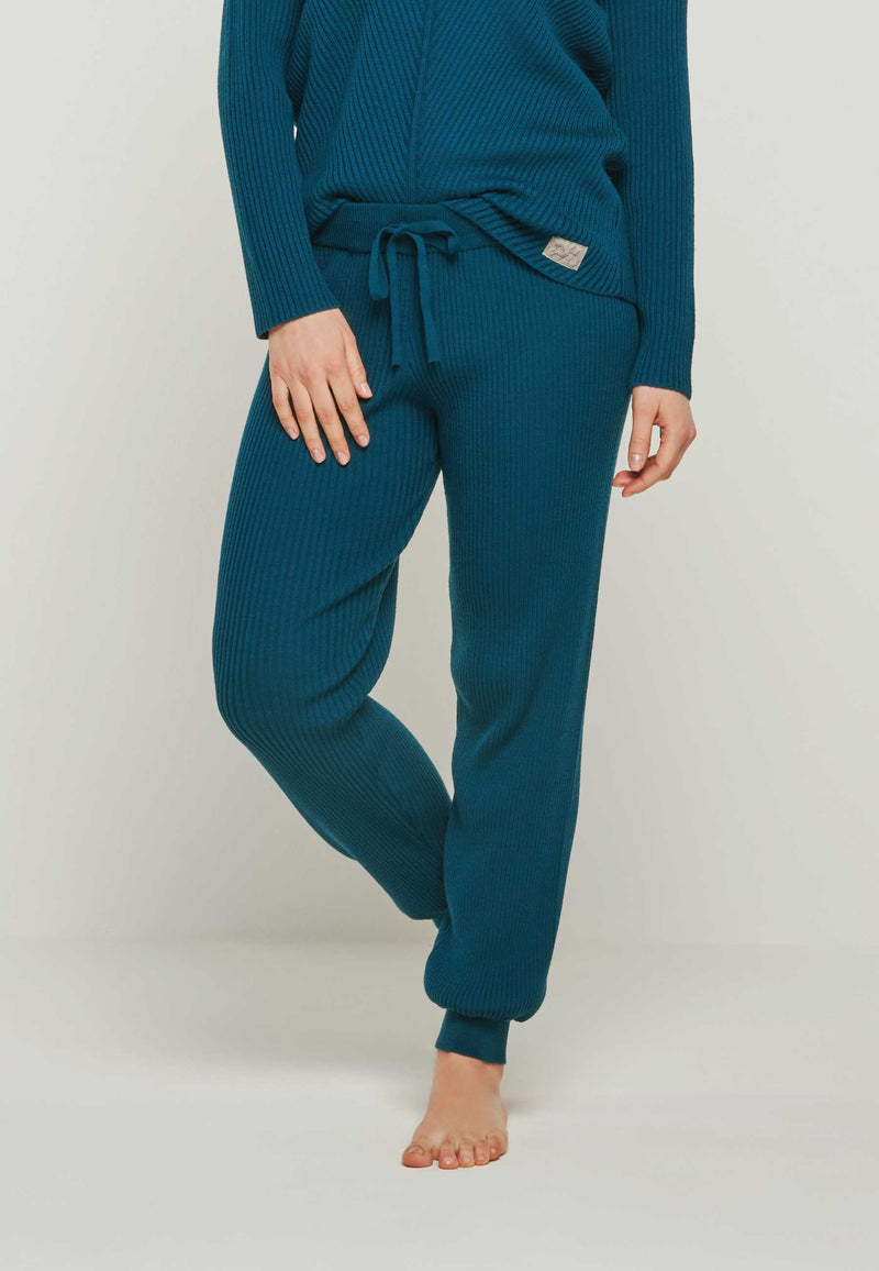 Grob gestrickte Hose in petrol-blauer Homewear Kombi