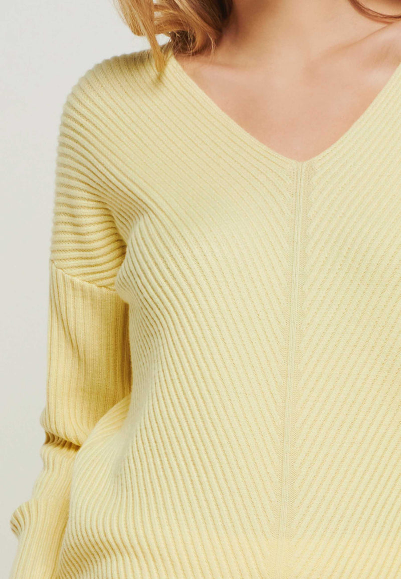 Detailansicht des Strickpullovers im Homewear Set in gelb