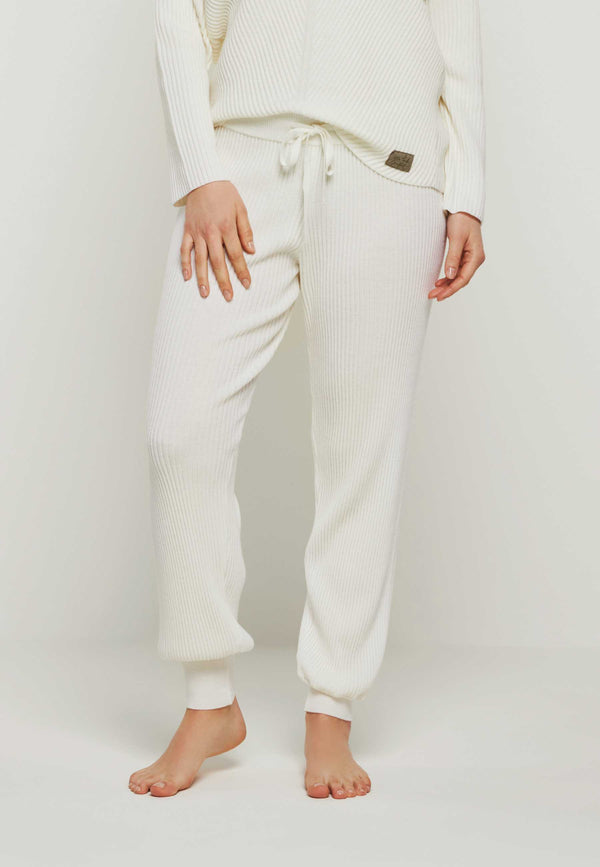 Weiße Strickhose aus der Loungewear Kollektion von You Look Perfect