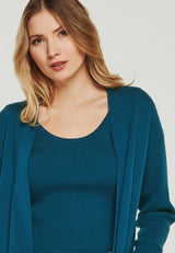 Detailansicht von Cardigan und Top in blau