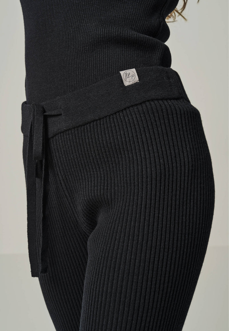 Detailansicht der Strickleggings CAJA für Damen, hier in schwarz